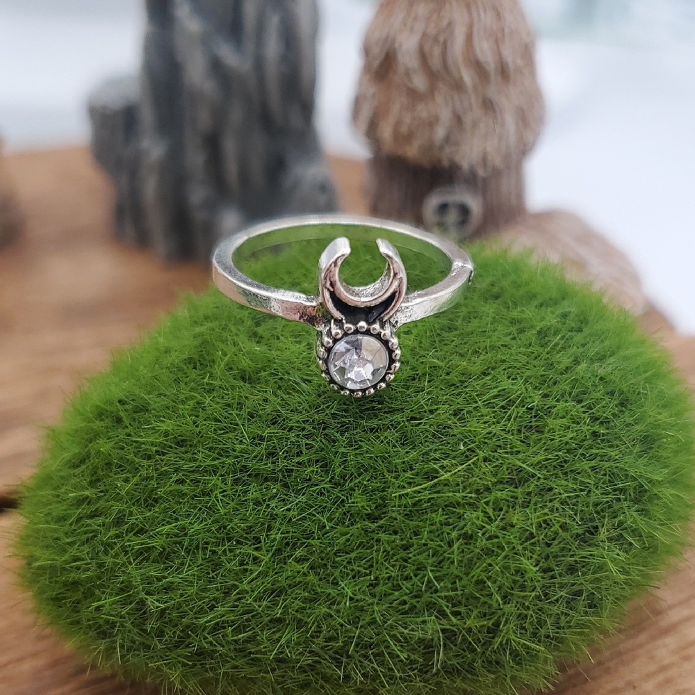 Silver Moonstone Ring Size 5 R814